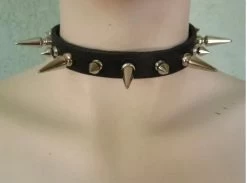 Choker With Long And Short Spikes